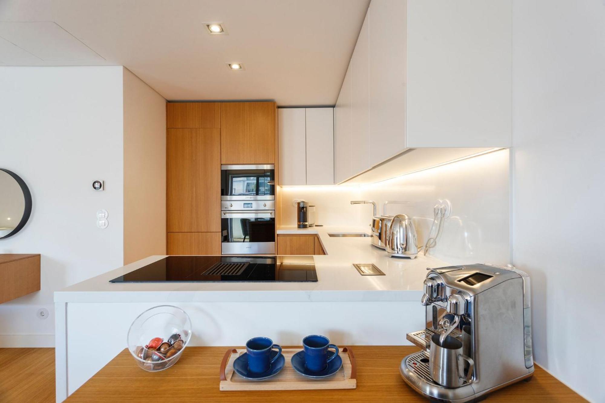 Luxury With Balcony And Shared In The Parque Eduardo Vii Area * Lisboa