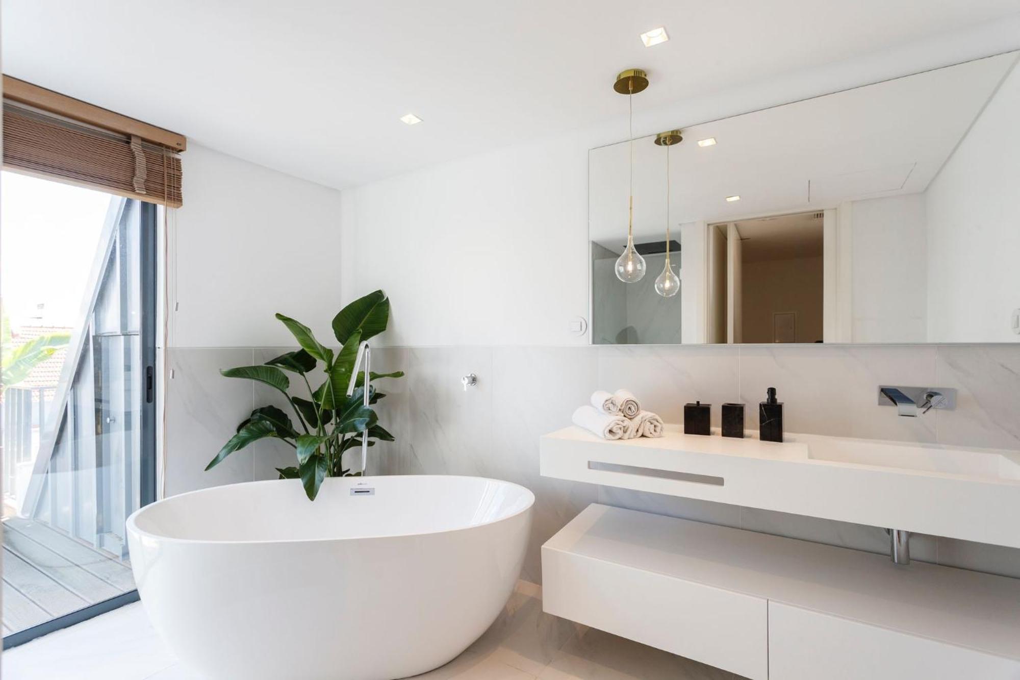 Luxury With Balcony And Shared In The Parque Eduardo Vii Area Habitación en casa particular *